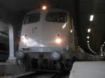 Die AEG 110 mit ihrem dazugeh�rigen Zug auf Gleis 12 des Bahnhofes K�ln Messe Deutz.