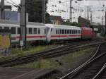 Br 101 mit Steuerwagen schieben einen IC im K�lner Hbf am 23.7.10
