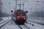 120 137-5 mit einer Schwesterlok im schlepp bei der Durchfahrt in Duisburg-Hbf am 03.01.2011.