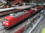 Ein Lokzug, bestehend aus 185 052-9,260 417-1,218 217-8 und zwei Henschel Werksloks, durchf�hrt den Bahnhof meiner Anlage.