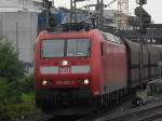 185 002-3,eine ehemalige Werbelok von Bombardier,durchf�hrt den Bonner Hbf mit einem Kohlezug.