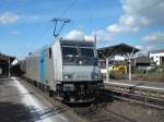 Br.185 671-5 von Railpool mit Railpool werbung auf der Seite und vor einem Kesselzug.