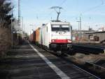 E186 239 mit enem Containerzug in Beuel am 7.2.2011  