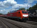 Br.189 048-2 vor einem Flachbodenwargenzug in K�ln-West.