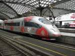 ICE 3  Frauenfu�ball  im K�lner Hbf am 11.12.10