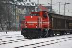 DE 82 von der HGK (H�fen-G�terverhehr K�ln)  bei der Durchfahrt mit einem gemischten G�terzug in K�ln-West am 28.12.2010.