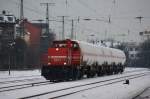DE 71 von der HGK (H�fen-G�terverkehr K�ln) bei der Durchfahrt mit einem Kesselwagenzug in K�ln-West am 28.12.2010.