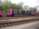 Ein Neu Lackierter Flachwagen beladen mit Rohren in K�ln West 