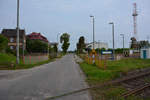 Bahnübergang am Signal am Bahnhof Kunowice (Polen).