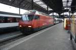RE 460 100-1 zieht am 07.06.2015 den IR nach Zürich. Aufgenommen im Bahnhof Basel SBB. 