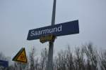 Bahnhofsschild Saarmund. Aufgenommen am 06.02.2015.