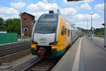 Am 26.06.2016 fährt dieser ET 445 (445.101) auf der Linie RE 4 nach Ludwigsfelde. Aufgenommen am Bahnhof Rathenow.  