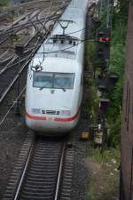 Blick auf einen Triebkopf der Baureihe 401 (ICE 1). Aufgenommen am 11.07.2015 / Hamburg Hauptbahnhof. 