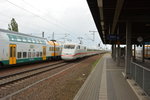Und da kommt ICE 800 mit einer Geschwindigkeit von circa 180 - 200 Km/h angerauscht. Aufgenommen wurde ein ICE 1 (BR 401) / Bahnhof Nauen.