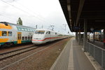ice-1-br-401/519077/und-da-kommt-ice-800-mit Und da kommt ICE 800 mit einer Geschwindigkeit von circa 180 - 200 Km/h angerauscht. Aufgenommen wurde ein ICE 1 (BR 401) / Bahnhof Nauen.