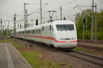 Und da kommt ICE 709 mit einer Geschwindigkeit von circa 120 - 160 Km/h  angeschlichen. Aufgenommen wurde ein ICE 1 (BR 401) / Bahnhof Nauen.
