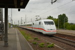 Und da kommt ICE 709 mit einer Geschwindigkeit von circa 120 - 160 Km/h  angeschlichen. Aufgenommen wurde ein ICE 1 (BR 401) / Bahnhof Nauen.
