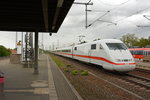 ice-1-br-401/519083/und-da-kommt-ice-709-mit Und da kommt ICE 709 mit einer Geschwindigkeit von circa 120 - 160 Km/h 'angeschlichen. Aufgenommen wurde ein ICE 1 (BR 401) / Bahnhof Nauen.
