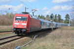 Am 08.04.2016 zieht diese BR 101 (101 027-1) den EuroCity 175 in Richtung Prag. Aufgenommen zwischen Bahnhof Großbeeren und JVA Heidenring.
