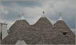 Die Steindächer der Trulli werden mit einem symbolischen Schlussstein , dem Zippus, oder einer Kugel, oder einem anderen Symbol abgeschlossen.
(23.4.2023)