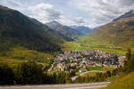 Auf dem Weg von Chur nach Brig...
Nun (am 07.09.2021) fahren wir mit einem MGB Regionalzug von Disentis/Mustér über den Oberalppass nach Andermatt und blicken nun auf Andermatt und das Urserental was von der Reuss durchflossen wird.
Rechts im Bild der Bahnhof Andermatt.