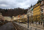 Karlsbad (Karlovy Vary) am 18.04.2023:  Links der in Karlsbad kanalisierte Fluß Teplá (Tepl), der etwas weiter in der Stadt in den Fluss Ohře (Eger) mündet.