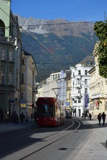 Diese Straßenbahn von Bombardier  318  fährt am 12.10.2015 durch Innsbruck auf der Linie 1.