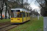 Am 10.01.2015 fährt diese Straßenbahn der BVG (GT6N (1067)) auf der Linie M13 zum Virchow-Klinikum, Aufgenommen in Berlin Osram-Höfe.