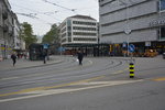 Straßenbahn und Bushaltestelle, Zürich Löwenplatz.