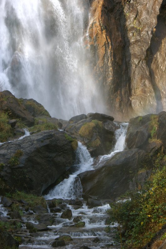 Wasser tost in der Tiefe an und sucht sich danach seinen Weg.
(November 2008)